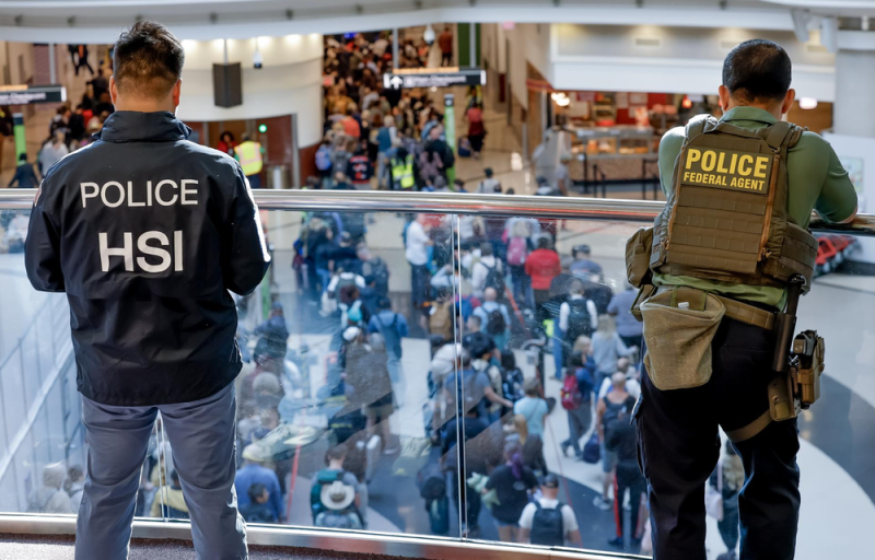 Gobierno de Trump despliega a agentes del ICE en 14 aeropuertos de EU 