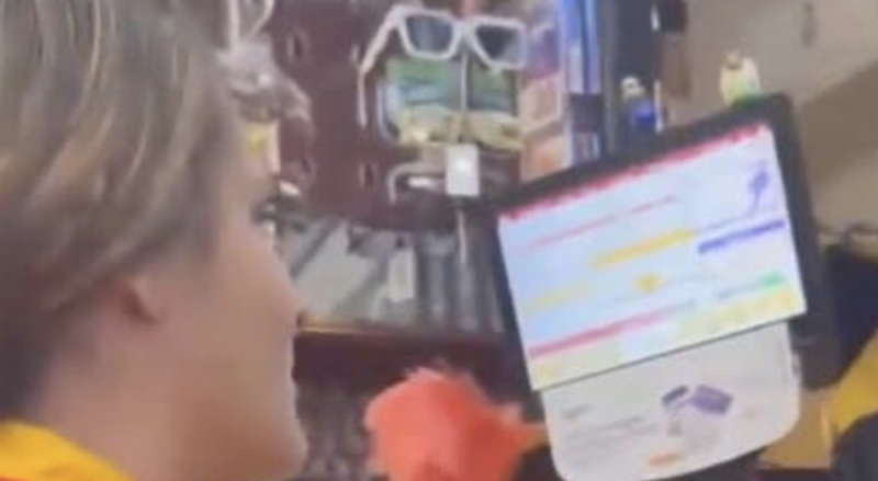 publicaciones/Exhiben a cajera de Oxxo por presunto uso de tarjeta olvidada