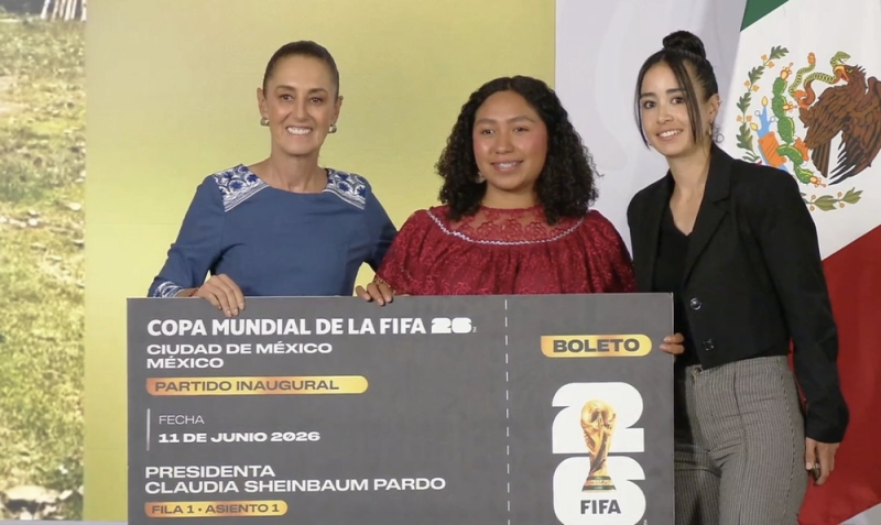 Sheinbaum entrega boleto para inauguración del Mundial a joven veracruzana Yolett Cervantes