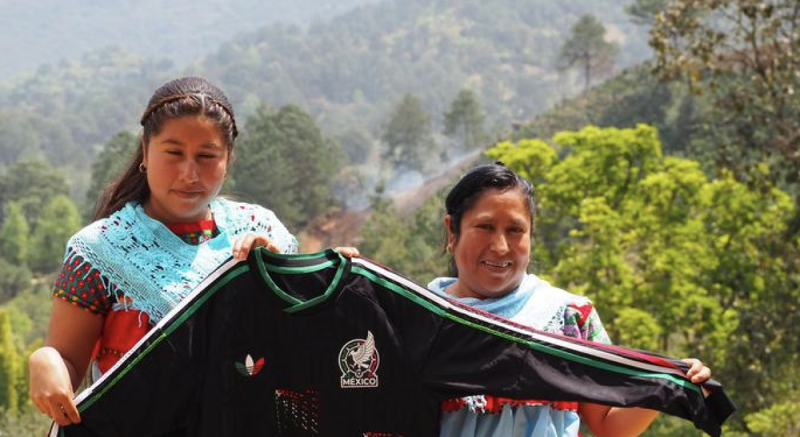 Empresa pagó 36 pesos la hora a artesanas que bordaron la playera mundialista de 4 mil pesos