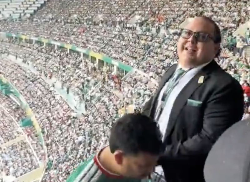 “¿Ya le pagó Don Ramón?”: Le gritan a aficionado mexicano por su parecido al “Señor barriga”