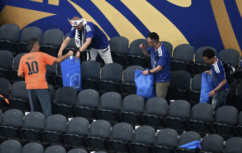 Video: Aficionados de Japón sorprenden al limpiar la tribuna en Dallas