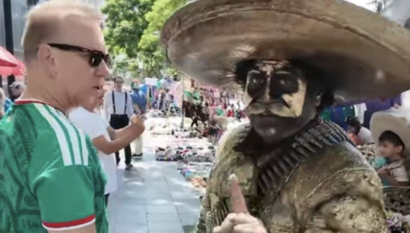  Estatua viviente prohíbe a influencer extranjero grabar en Bellas Artes: “vete a tu país”