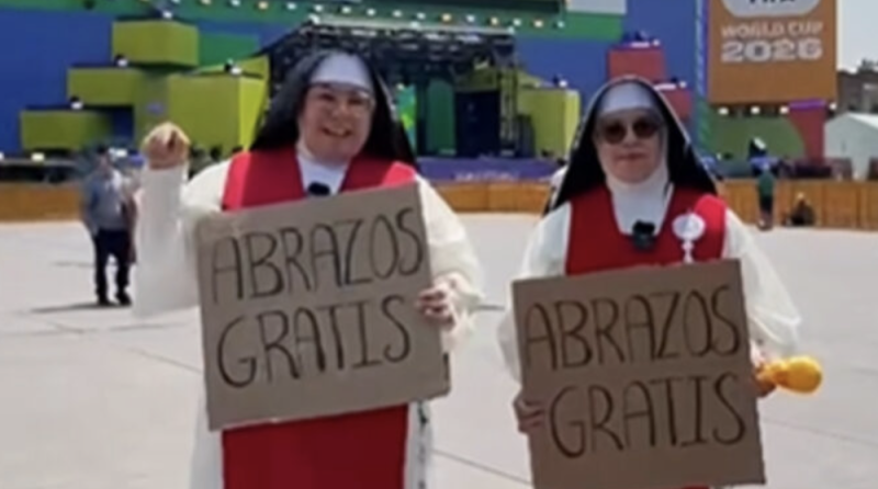 Monjas sorprenden en el Fan Fest del Mundial en CDMX: reparten abrazos y mensajes de esperanza