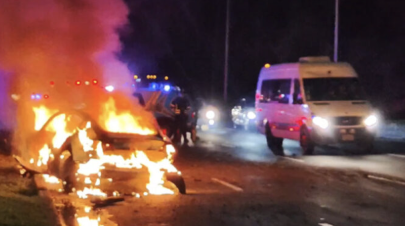 Tesla se incendia tras chocar contra un poste en la col. Lindavista en la Gustavo A. Madero