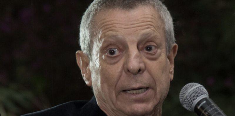 Tunden a César Bono por brincarse la fila para cobrar su pensión Bienestar 