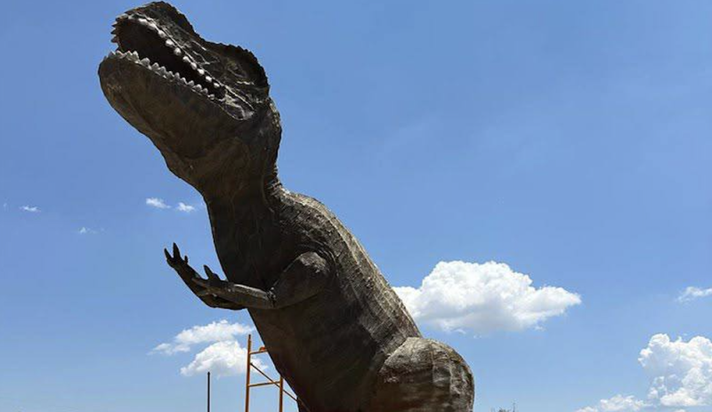 Jóvenes artistas dan nueva vida a los dinosaurios emblemáticos de Tlajo