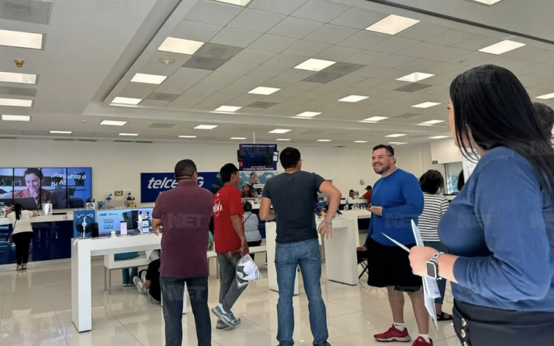 publicaciones/Líneas suspendidas, salas llenas y gente en el suelo: así el colapso de Centros de Atención Telcel