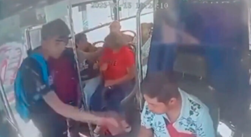 A bastonazos, abuelita enfrenta a asaltantes en transporte público