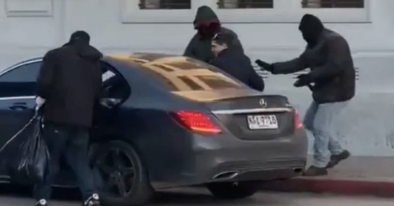 Cometen ASALTO millonario a un banco en un minuto; chocan al huir y roban otro auto