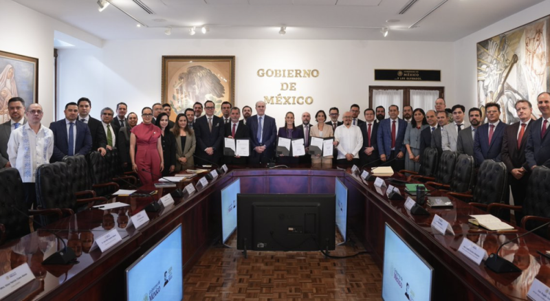 Sheinbaum y empresarios renuevan acuerdo para que gasolina siga por debajo de los 24 pesos