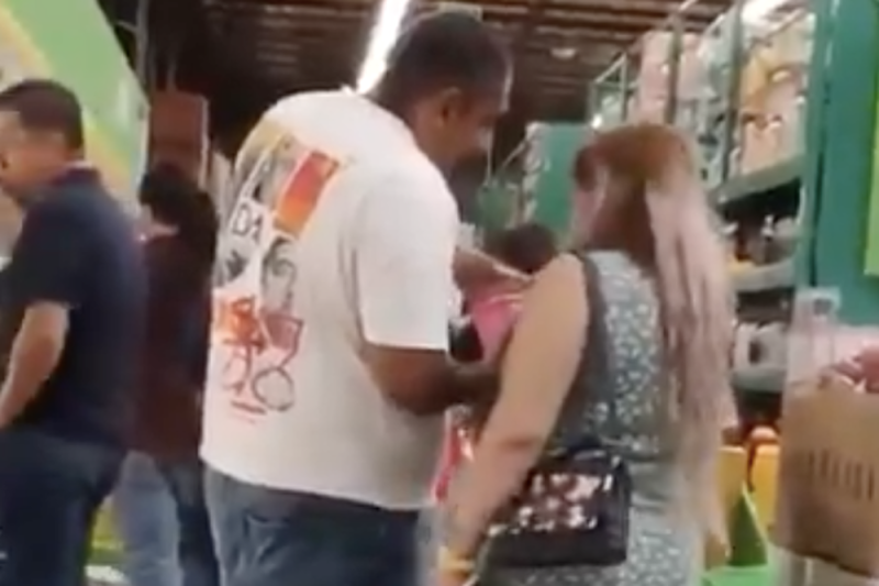 Familia causa polémica en redes tras abrir y probar helados con el dedo en supermercado
