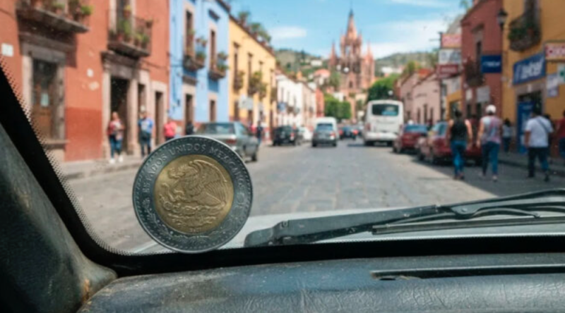 ¿Encontraste una moneda en el parabrisas de tu auto? Lo que significa y por qué no debes ignorarlo