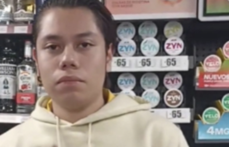 A cada cliente le roban $10 pesos: hombre exhibe a cajero de Oxxo