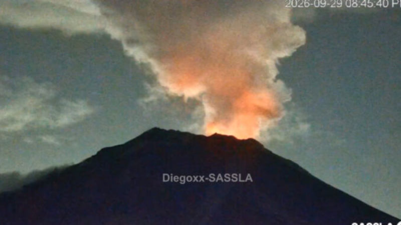 Popocatépetl sorprende con resplandor rojizo y expulsión de fragmentos incandescentes