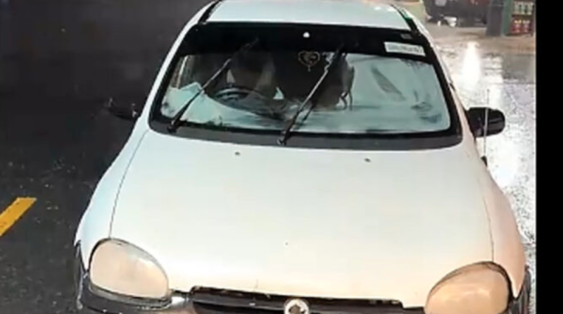 Joven compra un Chevy por Facebook y se lo entregan con el volante del lado derecho