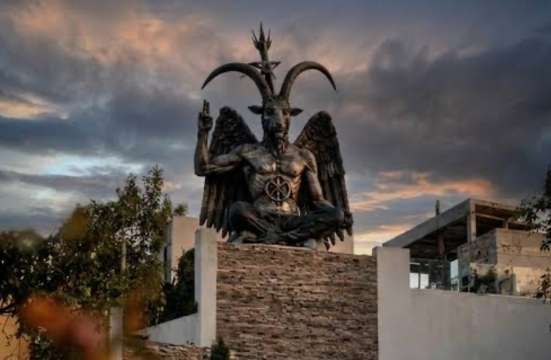 Polémica en Jardines del Pedregal: vecinos exigen que se retire una estatua de Baphomet