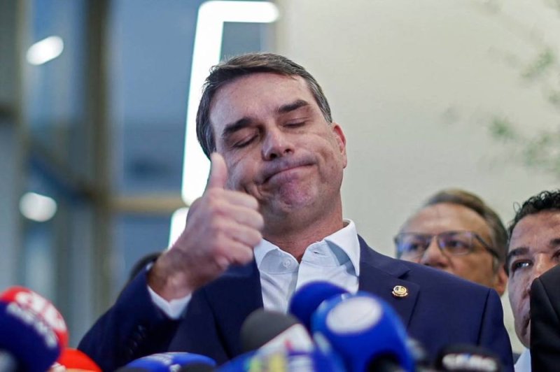 ¿Prevén una fuga? Flavio Bolsonaro es citado para entregar su pasaporte 