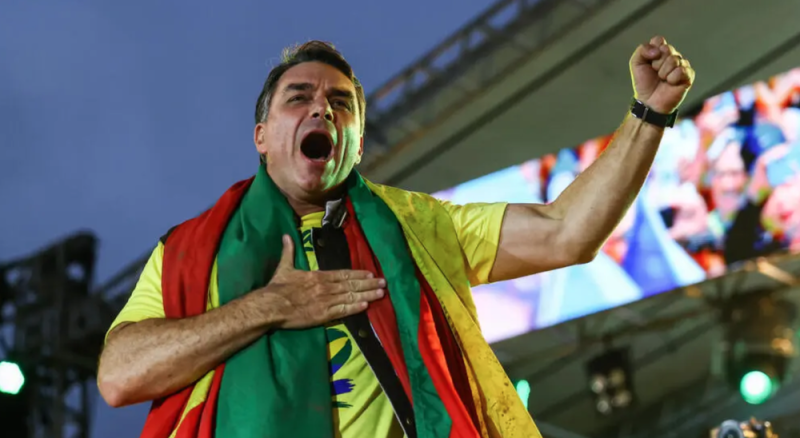 Flavio Bolsonaro se autoproclama presidente legítimo de Brasil tras huir a EU 