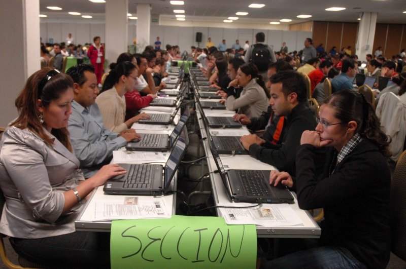 Aspirantes a RESIDENCIAS médicas hacen largas filas para examen nacional