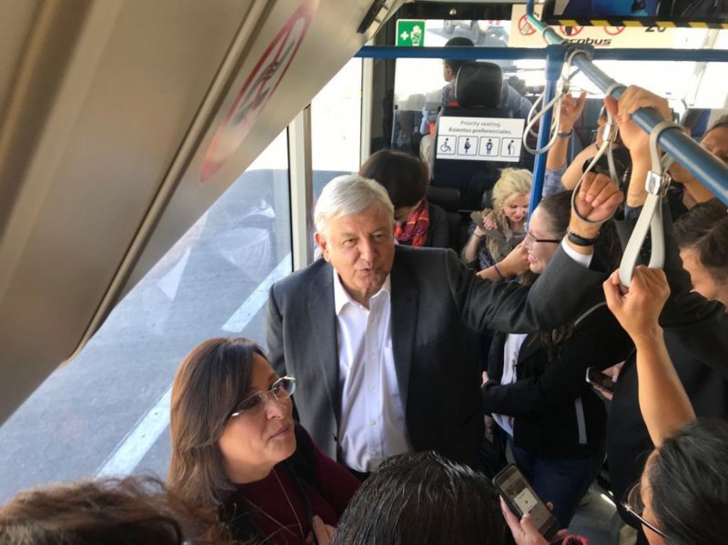 Viaje de AMLO a EU fue 18 veces más BARATO que el de EPN: Reforma