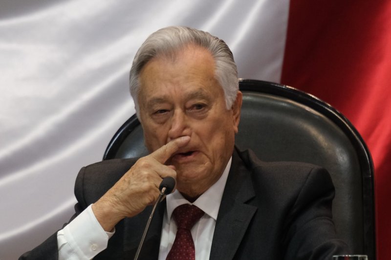 ¿Quiénes son los funcionarios de la CFE que ganan más que AMLO?