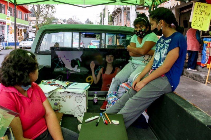 Sorprende mujer con CAMIONETA adaptada para que niños tomen clases