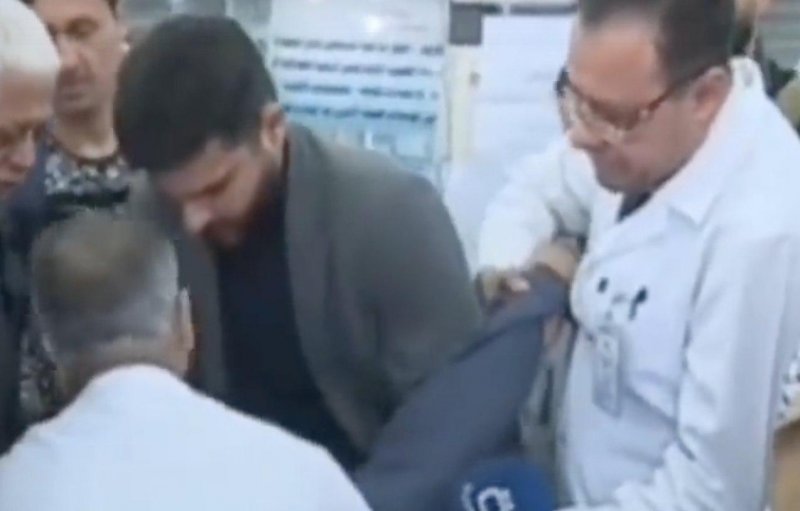 VIDEO: Hombre se queja fuera de hospital por no ser atendido y cae muerto.
