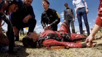 VIDEO: Se desmaya Galilea Montijo tras aventarse con paracaídas