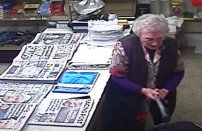 Abuelita de 82 años agarra a bastonazos a ladrón que se metió a robar a su tienda