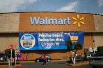 Regalan auto a cajera de Wallmart que caminaba diario 3 horas para llegar a su trabajo. 