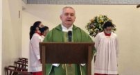 Sacerdote ordena a fieles CONFESARSE por haber hecho PRESIDENTE del PAÍS a un BANDIDO