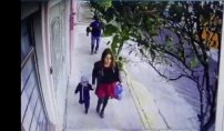 VIDEO: Sujeto levanta la falda a mujer que caminaba con su hijo y nadie le cree a ella. 
