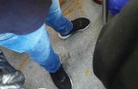 Señor de la tercera edad tiene “penoso accidente” en el Metro y un joven lo apoya solidariamente