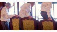 Critican a AMLO por “treparse” a una silla histórica de Palacio Nacional con todo y zapatos