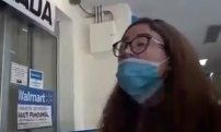 Mujer arremete clasistamente contra personal de Walmart por no dejarla ingresar con una niña (VIDEO)