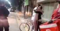 Le roban su bicicleta a repartidor y la joven que hizo el pedido le regala la suya (VIDEO)