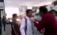 Estudiante de medicina detiene al sujeto que lo asaltó y vecinos defienden a la rata (VIDEO)