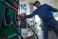 PROFECO encuentra más robos en gasolineras que COPARMEX defiende.