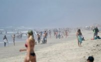 Bañistas abarrotan playas de California a pesar de persistir riesgo por coronavirus 