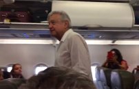 VIDEO: AMLO causa sensación al abordar vuelo comercial, ya tenía rato que no lo hacía. 