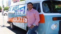 Maestro se hace famoso al llevar WiFi gratis con su “COMBITECA” por todo Chiapas
