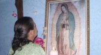 Padres esperan que sus hijos ingresen a una prepa de la UNAM con rezos a la Virgen. 