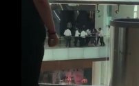 Asaltan iShop de Plaza de las Lomas, meseros detienen a ratero y lo apalean. 