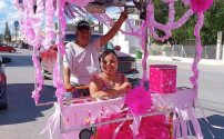 Padre adorna su triciclo para festejar los XV años de su hija 