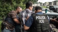 Trump ejecuta una de las mayores redadas contra migrantes en la historia de EU, 680 detenidos