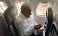 AMLO ahorra 40 mdp por viajar en aviones comerciales. 