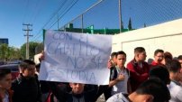 “Con el cabello no se estudia”, protestan porque no los dejan entrar a clase por traer pelo largo.