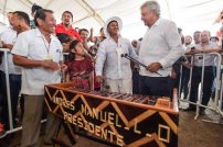 Artesano de Campeche le regala una marimba grabada con su nombre a AMLO. 