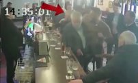 Connor McGregor golpea brutalmente a un anciano que le rechazó una bebida en un bar.